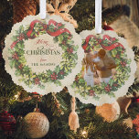 Rustikales Vintag Frohe Weihnachten Blumenreath Fo Ornament Karte<br><div class="desc">Lieblich nostalgisches traditionelles Weihnachtsdesign mit heiligen und mistletoen Kranz mit rotem Band auf bedrücktem Pergament-Hintergrund mit individueller Merry Weihnachtstypografie und zwei Zeilen bearbeitbarem Text. Zurück zeigt die Zuordnung der Kranz-Fotovorlage.</div>