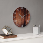 Rustikales Vintages dunkles Holz - römische Zahlen Große Wanduhr<br><div class="desc">Rustikale,  Vintage,  dunkle Holzwand mit großen römischen Zahlen.</div>