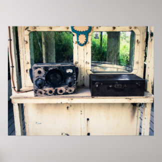 Rustikales Vintages Radio und gewittertes Gehäuse Poster