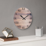 Rustikales Vintages Stallholz römische Zahlen Große Wanduhr<br><div class="desc">Rustikale,  Vintage Mauer aus Stallholz mit großen römischen Zahlen.</div>
