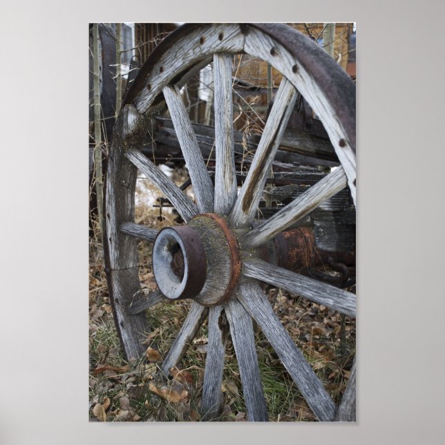 Rustikales Wagenrad aus Holz Poster (Vorne)
