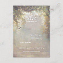 Rustikales Waldbaumleuchter Hochzeitsszenario RSVP