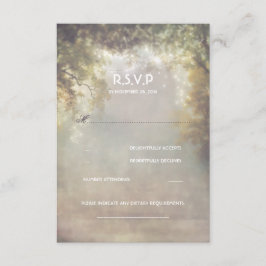 Rustikales Waldbaumleuchter Hochzeitsszenario RSVP Karte