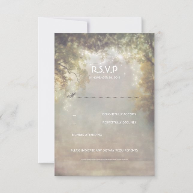 Rustikales Waldbaumleuchter Hochzeitsszenario RSVP Karte (Vorderseite)