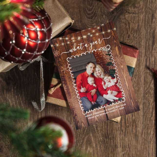 Rustikales Was für ein Jahr FotoCollage Weihnachte Karte (rustic christmas cards elegant modern family photo string lights snowflakes wood country what a year)