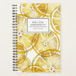 Rustikales Wasserfarbenmuster Planer<br><div class="desc">Femininer Sonderplaner mit Aquarellbildern von Zitronenschnitten. Personalisieren Sie diese,  indem Sie Ihren Namen oder Ihre kurze Phrase hinzufügen. Dieser helle Zitronenmuster-Planer wird sich als personalisiertes Geschenk eignen. Matching-Elemente sind verfügbar.</div>