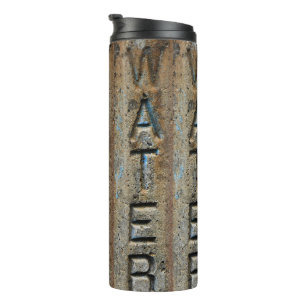 Rüstikales Wasserschild Thermosbecher