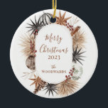 Rustikales Weihnachtsdesign mit Familienname Keramik Ornament<br><div class="desc">Feiern Sie die Saison mit diesem rustikalen Weihnachtsdesign mit Ihrem Familiennamen und einem festlichen Kranz aus Aquarellpineconen, Zimt-Sticks, getrockneten Palmen-Blätter, Beeren und Sternexplosion-Akzenten. "Frohe Weihnachten" erscheint über Ihrem individuelle Name und Jahr in warmen, erdigen Tönen. Aktualisieren Sie das Jahr einfach und passen Sie Ihre Feier für 2025 oder darüber hinaus...</div>