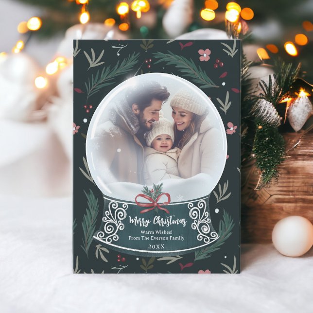 Rustikales Weihnachtsschneekugel Blumenfamiliengeb Feiertagskarte (Rustic Christmas snow globe floral family photo Holiday Card on green)