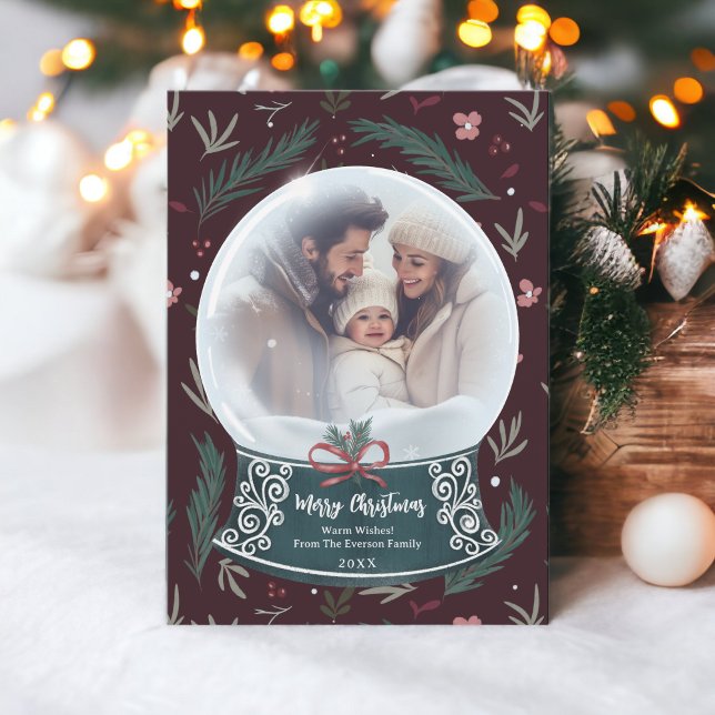 Rustikales Weihnachtsschneekugel Blumenfamiliengeb Feiertagskarte (Rustic Christmas snow globe floral family photo Holiday Card on red)