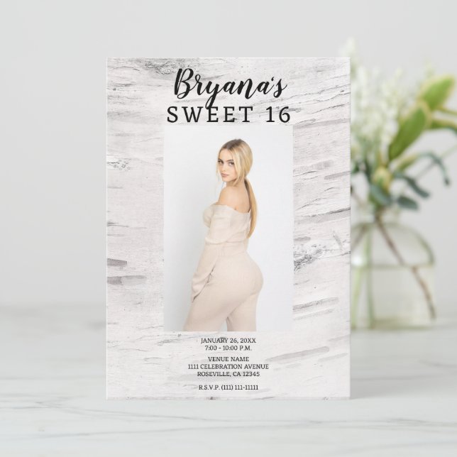 Rustikales Weißes Foto Trendy Modern Sweet 16 Einladung (Stehend Vorderseite)