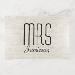 Rustikales, weißes MRS-Glas Personalisiert Dekoschale<br><div class="desc">Dieses personalisierte Schmuckstück aus verschmolzenem Glas ist mit einem rustikalen,  weißen Imitat-Eintopf dekoriert. Einfach zu personalisieren oder zu löschen Beispieltext,  MRS und Nachname. Was für ein wunderbares Geschenk für eine Hochzeit oder ein Brautparty. Alle Rechte vorbehalten © 2017 Alan & Marcia Socolik.</div>