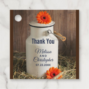 Rustikales Weißmilch Jug mit Orangen Blume Hochzei Geschenkanhänger