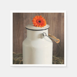 Rustikales Weißmilchjogg mit orangefarbenem Blume- Serviette