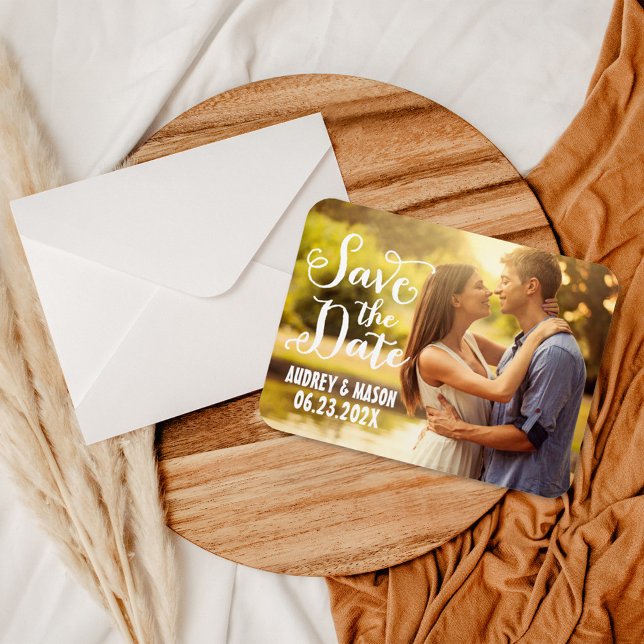 Rustikales White Script Wedding Foto Save the Date Magnet (Von Creator hochgeladen)