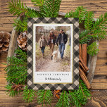 Rustikales Winter Kariertes Weihnachtsfest Foto Folien Feiertagskarte<br><div class="desc">Senden Sie Ihren Urlaub Grüße an Freunde und Familie mit unseren rustikalen, eleganten Fotokarten mit einem winterblauen und schwarzen Büffel karierte Muster, die Ihr vertikales Lieblingsmodell umrahmen. Personalisieren Sie sich mit zwei Textzeilen, die mit "Frohe Weihnachten" und Ihrem Familiennamen angezeigt werden. Die Goldfolienbesetzung fügt diesem festlichen Design eine luxuriöse Touch...</div>