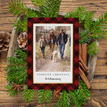 Rustikales Winter Kariertes Weihnachtsfest Foto Folien Feiertagskarte<br><div class="desc">Senden Sie Ihren Urlaub Grüße an Freunde und Familie mit unseren rustikalen, eleganten Fotokarten mit einem karierten Muster in Rot und Schwarz Büffel, das Ihr vertikales Foto umrahmt. Personalisieren Sie sich mit zwei Textzeilen, die mit "Frohe Weihnachten" und Ihrem Familiennamen angezeigt werden. Die Goldfolienbesetzung fügt diesem festlichen Design eine luxuriöse...</div>