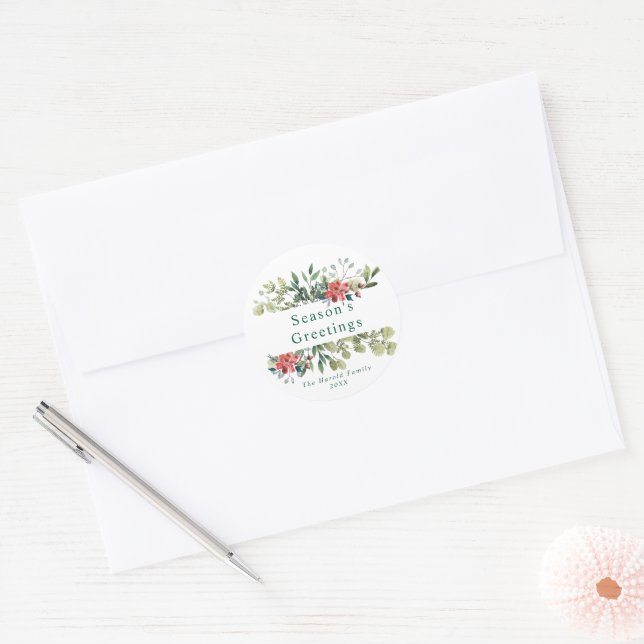 Rustikales Wintergrün mit roten Blume Runder Aufkleber (Umschlag)