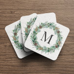 Rustikales Wintergrün Monogram, Initialzündung Getränkeuntersetzer<br><div class="desc">Elegante harte Kunststoffferien Getränke Coaster-Design bietet einen rustikalen,  eleganten,  weißen Holzkornhintergrund mit einem Kranz von Winterfarbe Aquarell,  der eine Familie / Nachname Monogramm Initial.</div>