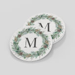 Rustikales Wintergrün Monogram, Initialzündung Runder Pappuntersetzer<br><div class="desc">Elegantes Rundurlaub Drink Untersetzer Design zeichnet sich durch einen rustikalen,  eleganten,  weißen Holzkorn Hintergrund mit einem Kranz von Winter Aquarell Grün aus,  der eine Familie / Nachname Monogramm Initial.</div>