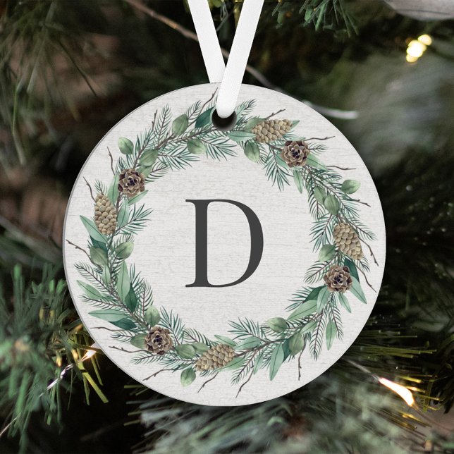 Rustikales Wintergrün Monogram Wreath White Wood Ornament Aus Metall (Von Creator hochgeladen)