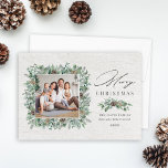 Rustikales Wintergrün Weißes Foto Feiertagskarte<br><div class="desc">Elegantes "Frohe Weihnachten" Fotokartendesign mit einem rustikalen,  eleganten,  weißen Holzkornhintergrund mit einem quadratischen Kranz aus Winterwasserfarben,  der das Familienbild umrahmt und die moderne kohlegraue Formulierung betont. Personalisieren Sie Ihre Familiennamen,  Familiennamen und das Jahr. Beinhaltet ein Bonuslandschaft-Foto auf der Kartenrückseite.</div>