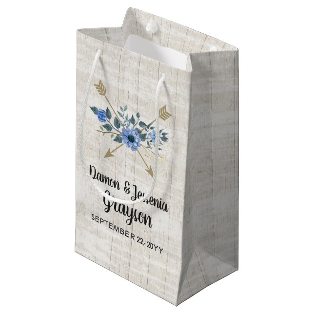 Rustikales Wood Boho Arrows & Blue Floral Wedding Kleine Geschenktüte (Vorderseite Schrägansicht)