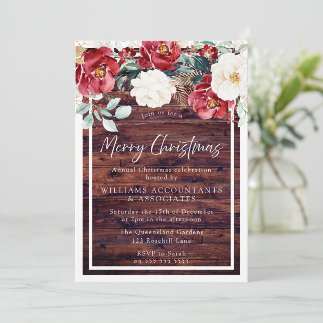 Rustikales Wood Red White Floral Frohe Weihnachten Einladung (Stehend Vorderseite)