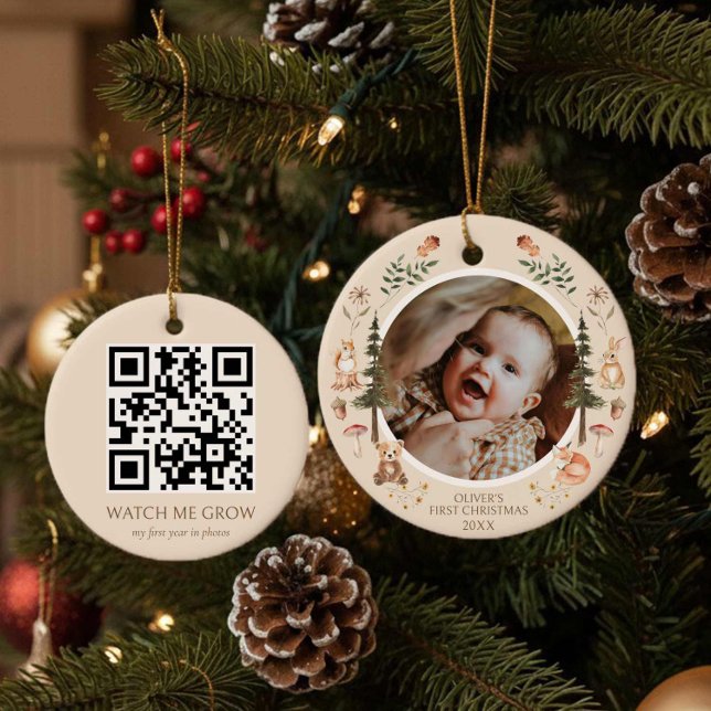 Rustikales Woodland First Christmas Foto QR Code Keramik Ornament (Von Creator hochgeladen)
