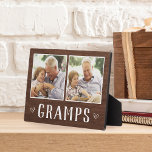 Rustikales Zwei-Foto-Grandpa Fotoplatte<br><div class="desc">Das hübsche Holzschild zum Vatertag, Geburtstag oder Großelterntag zeigt zwei Fotos nebeneinander auf einem rustikalen Hintergrund mit "Gramps" darunter.</div>