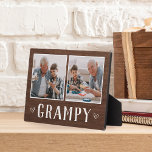 Rustikales Zwei-Foto-Grandpa Fotoplatte<br><div class="desc">Das hübsche Holzschild zum Vatertag, Geburtstag oder Großelterntag zeigt zwei Fotos nebeneinander auf einem rustikalen Hintergrund mit "Grampy" darunter.</div>