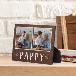 Rustikales Zwei-Foto-Pappi Opa Fotoplatte<br><div class="desc">Das hübsche Holzschild zum Vatertag,  Geburtstag oder Großelterntag zeigt zwei Fotos nebeneinander auf einem rustikalen Hintergrund mit "Pappy" darunter.</div>
