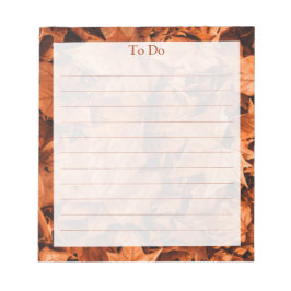 Rustische Herbstlaub, die auf Notepad fixiert sind Notizblock