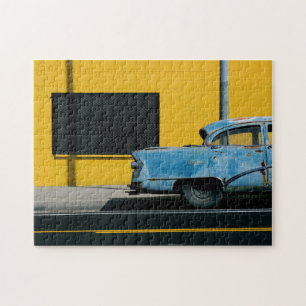 Rusty Blue Car und Yellow Wall