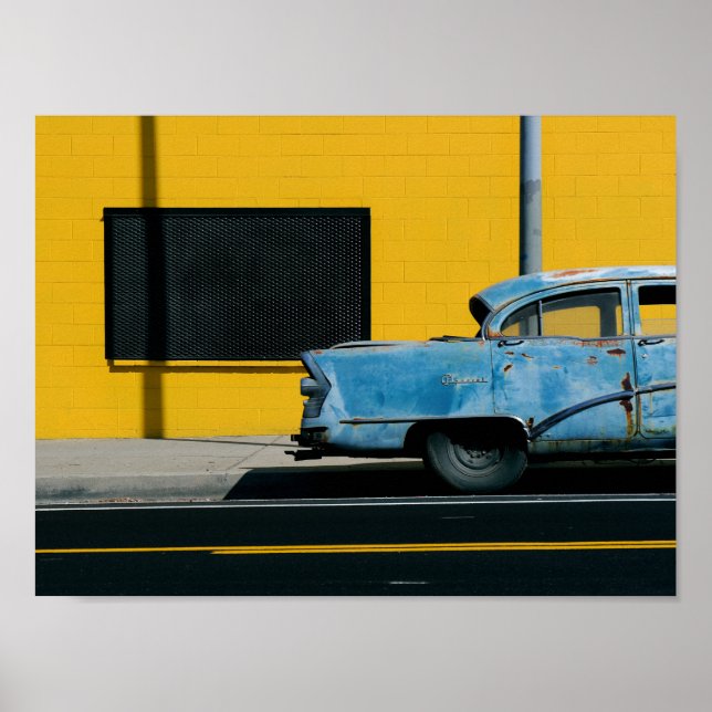 Rusty Blue Car und Yellow Wall Poster (Vorne)