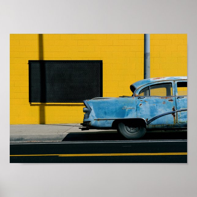Rusty Blue Car und Yellow Wall Poster (Vorne)