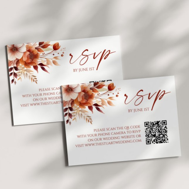 Rusty Burgundy Floral QR Code Wedding RSVP Card Karte (Von Creator hochgeladen)