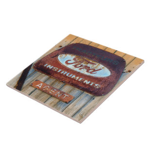 Rusty Enamel Französisches Zeichen. Fliese