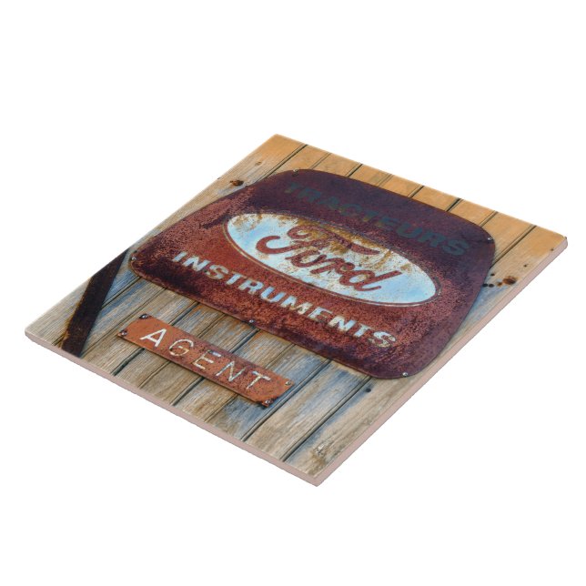 Rusty Enamel Französisches Zeichen. Fliese (Seite)