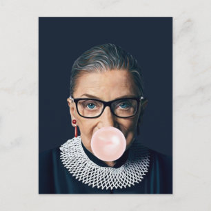 Ruth Bader Ginsburg bläst rosa Kaugummi Postkarte