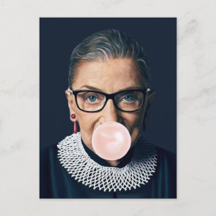 Ruth Bader Ginsburg bläst rosa Kaugummi    Postkarte