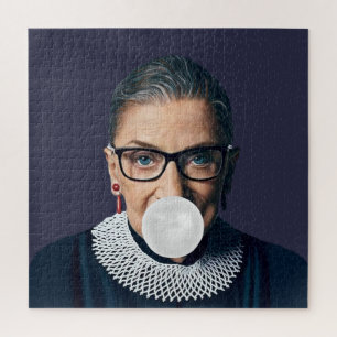 Ruth Bader Ginsburg bläst weiße Kaugummiblase