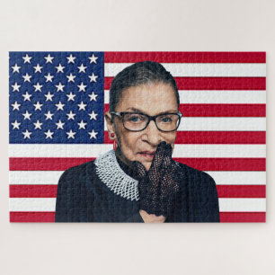Ruth Bader Ginsburg mit amerikanischer Flagge