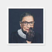 Ruth Bader Ginsburg mit Handschuh