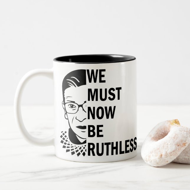 Ruth Bader Ginsburg, wir müssen jetzt rücksichtslo Zweifarbige Tasse (Mit Donut)