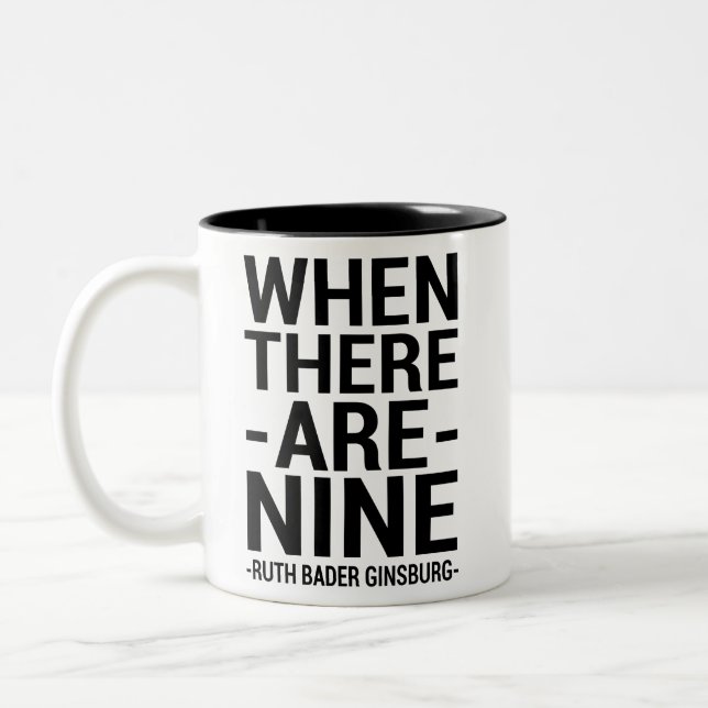 Ruth Bader Ginsburg Zitat "Wenn es neun gibt" Zweifarbige Tasse (Links)