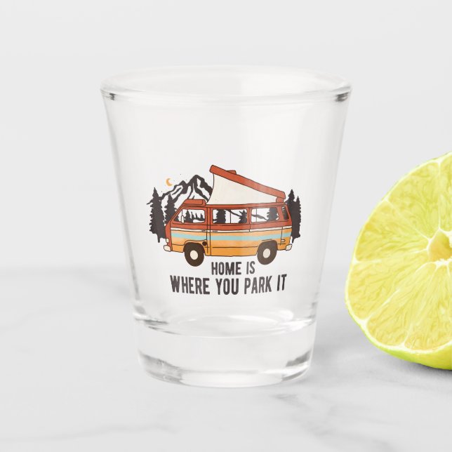 RV Camping Trailer "Zuhause is where you park It" Schnapsglas (Vorderseite)