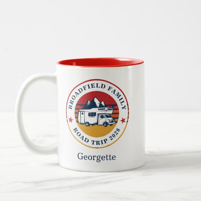 RV Road Trip Mama passt Familienurlaub beibehalten Zweifarbige Tasse (Links)