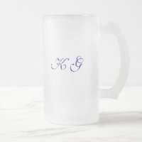 Sa tasse décorée d'un monogramme