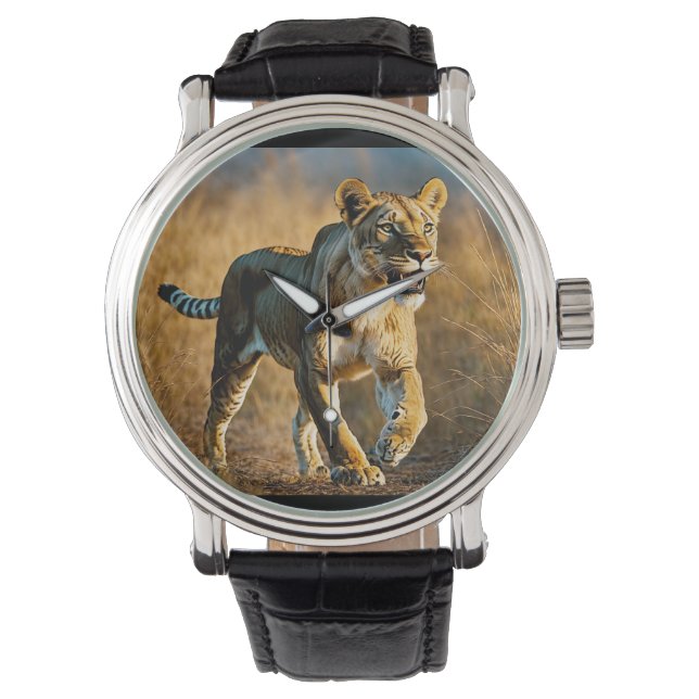 Sabre-Toothed Spotted Lioness Ambush – Predator vs Armbanduhr (Vorderseite)